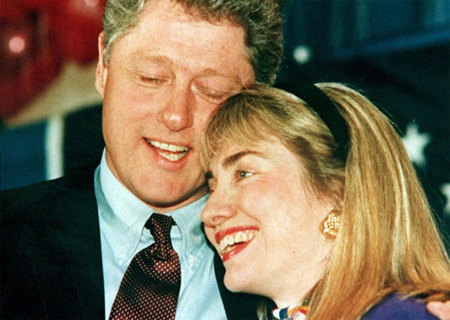 1994-ben Hillary Berlinbe látogatott, ahol a John F. Kennedy Iskola diákjainak gratulált. - 4