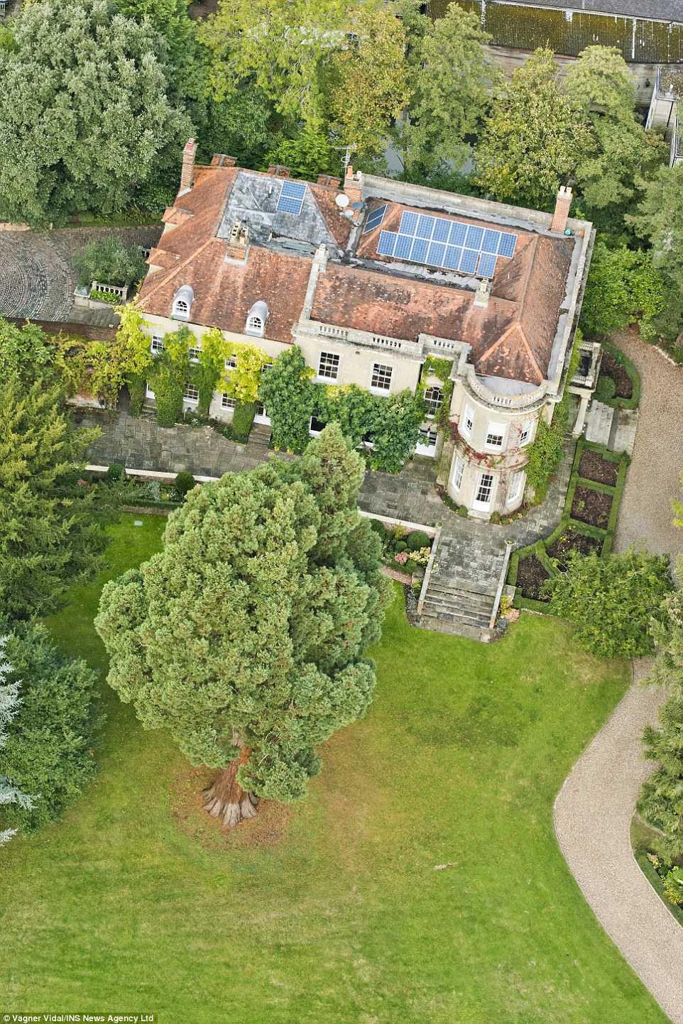 Egy kis szigeten álló angol kastélyban a Clooney család új otthona