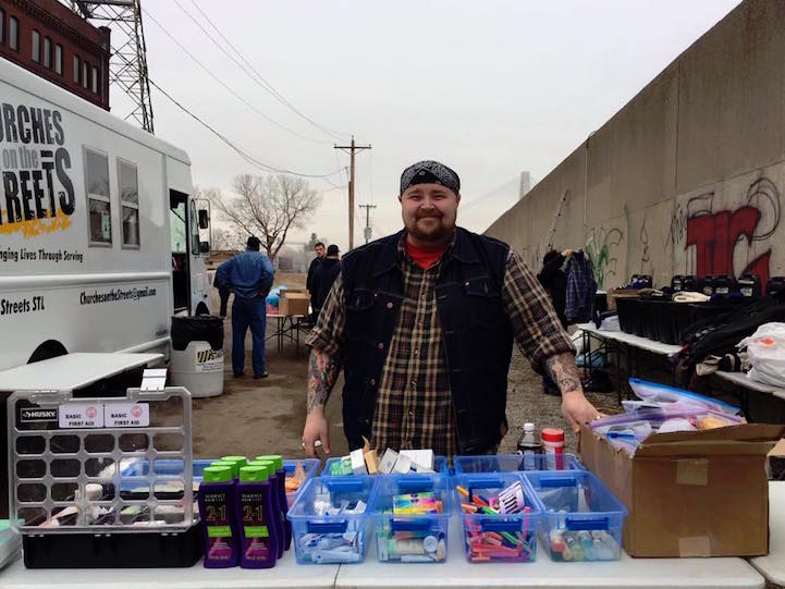 Mobil zuhanyzót csinált a teherautóból, hogy hajléktalanokon segítsen