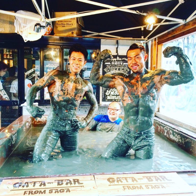 Itt az új japán őrület: imádják a tokióiak a sárban úszó bárt - fotók