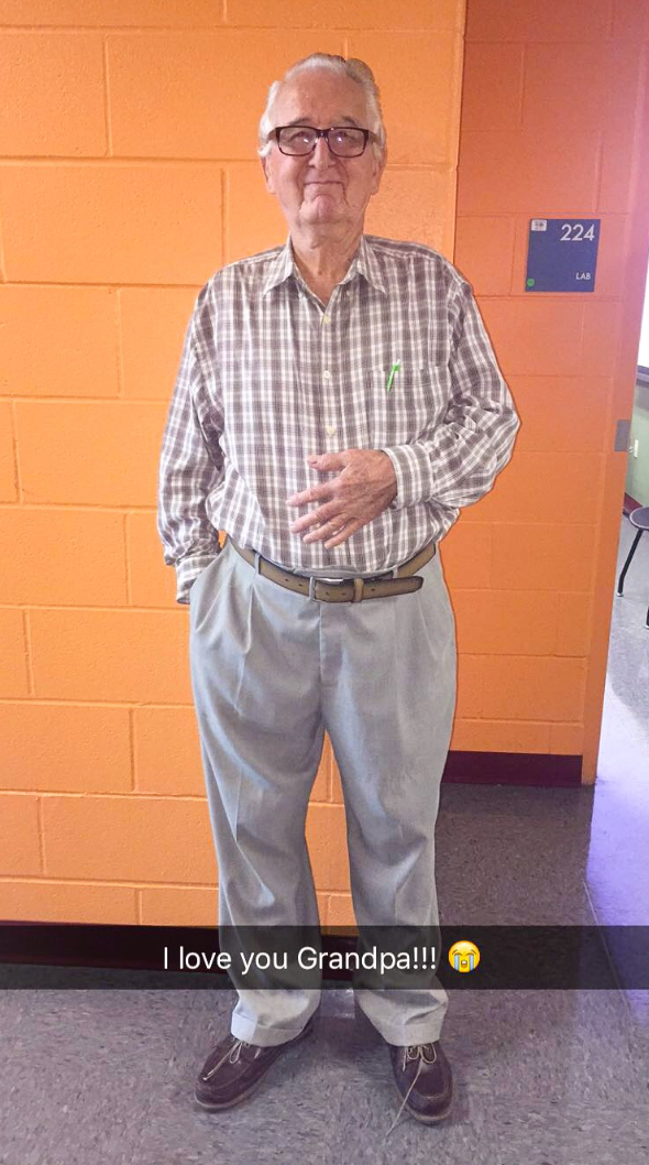 Unokájával együtt fejezte be az egyetemet a 82 éves nagypapa