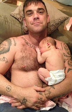 Robbie Williams megmutatta kétnapos lányát - fotó