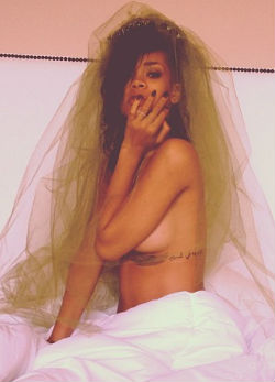 Rihanna már megint pucérkodott - fotó