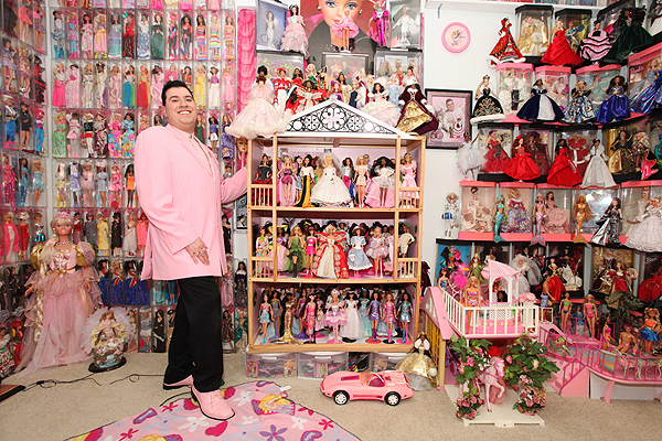 Több ezer Barbie babával él a 41 éves férfi