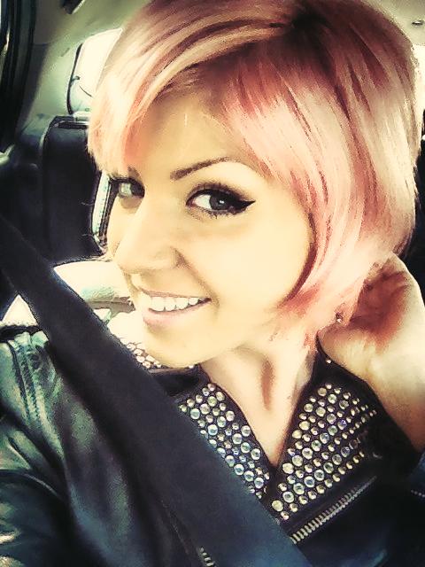 Látványos! Pink haja lett Tolvai Reninek - fotó