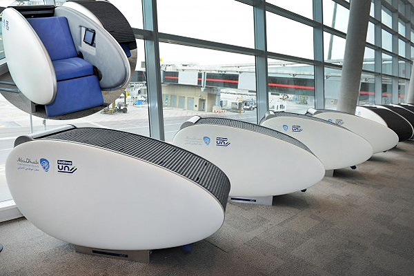 Alvódobozban pihenhetnek az utazók a reptéren