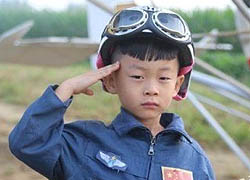 5 évesen önállóan vezet repülőgépet a kisfiú - videó