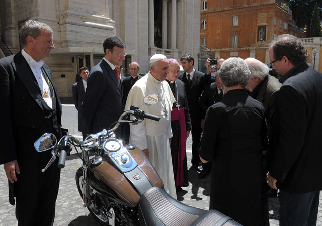 Elárverezik Ferenc pápa Harley-Davidsonját