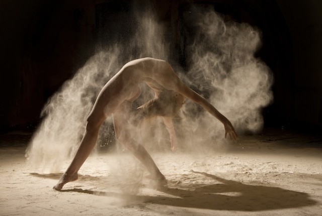 18+: Meztelen balerinák a homokban - aktok