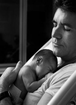 Simon Cowell megmutatta újszülött kisfiát - fotó