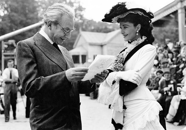 Producer Alexander Korda and Vivien Leigh between scenes of Anna Karenina