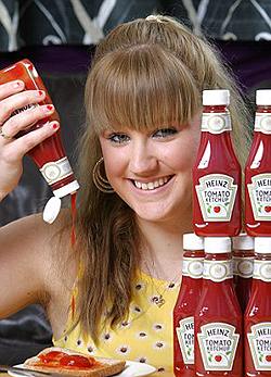 Mindenhez ketchupöt eszik a ketchupfüggő nő