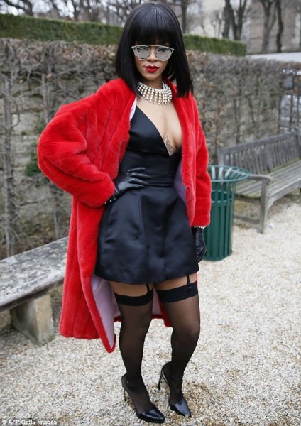 Utcalánynak öltözött a párizsi divathéten Rihanna - fotó