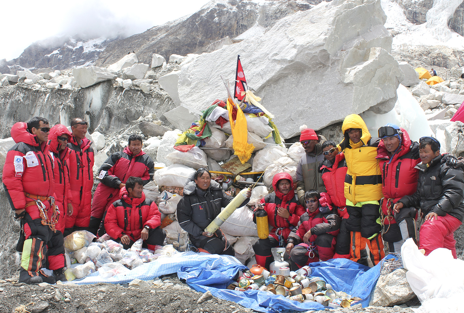 Szemetet szednek a Mount Everesten a hegymászók