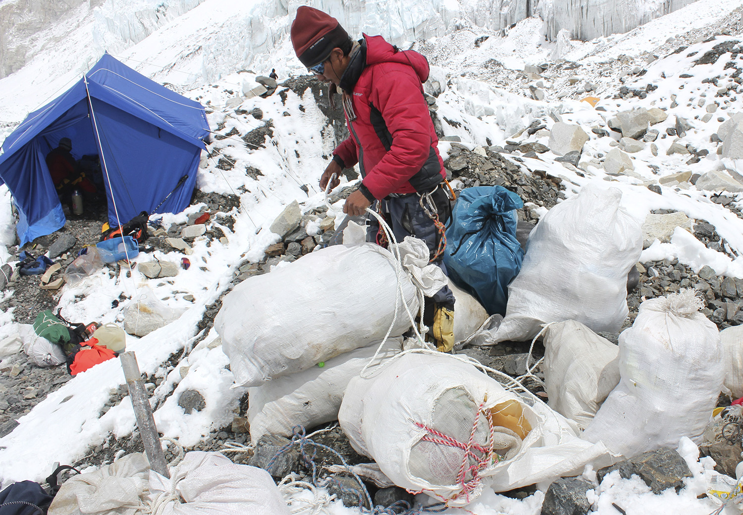 Szemetet szednek a Mount Everesten a hegymászók