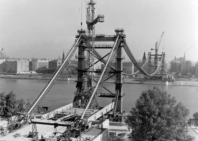 Az épülő Erzsébet híd a Gellérthegyről nézve (Forrás: Fortepan, 1963)