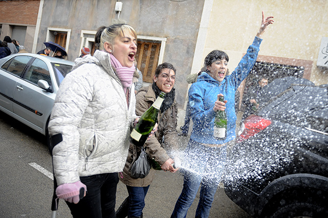 A spanyol El Gordo lottójáték nyertesei az utcán ünnepelnek Barcelonában (Fotó: David Ramos/Getty Images)