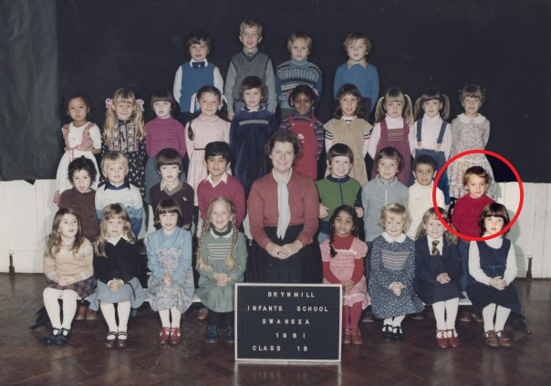 A kisiskolás Andy, a kép jobb szélén, piros pulóverben