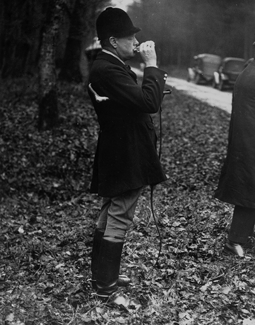Winston Churchill iszik egy kortyot a vadászat előtt