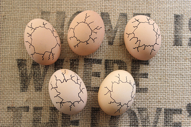 Csináld magad: tojásfestés kukucskáló kiscsirkékkel