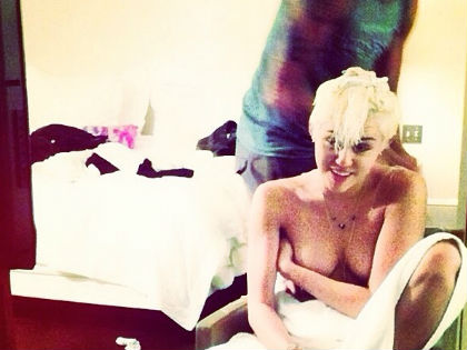 Meztelen képet osztott meg magáról Miley Cyrus - fotó