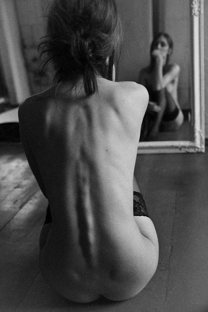 18+: Izgató erotika a tükörben - fotók