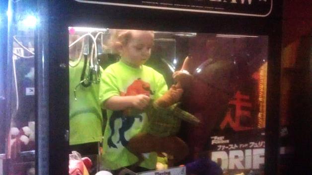 Plüssállat-halászó játékgépbe ragadt egy kisgyerek 