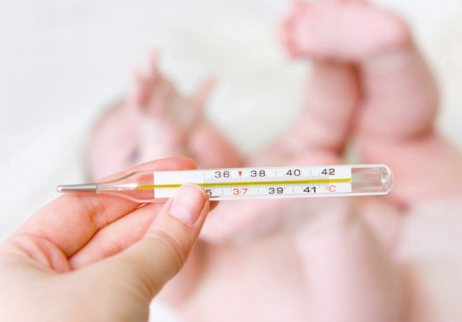 Sehol nem látták el a lázas csecsemőt – két orvost vádolnak