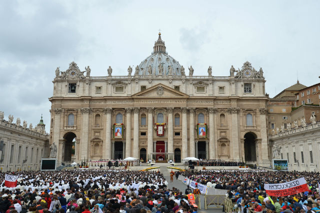 Nyolcszázezren vettek részt II. János Pál szentté avatásán