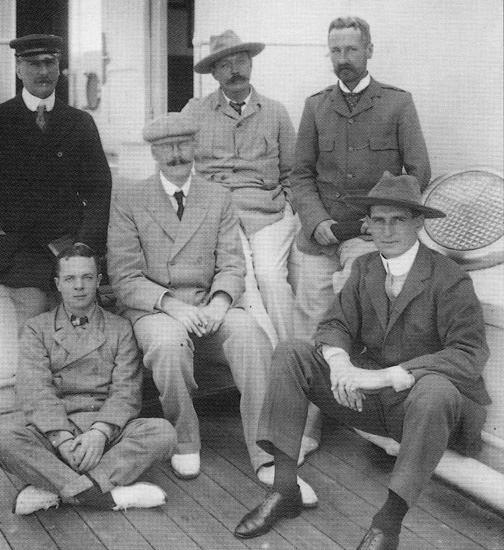 Arthur Conan Doyle (középen, hátul) és Bertram Robinson (középen ülve)