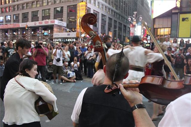 Magyar néptáncos villámcsődület a New York-i Times Square-en