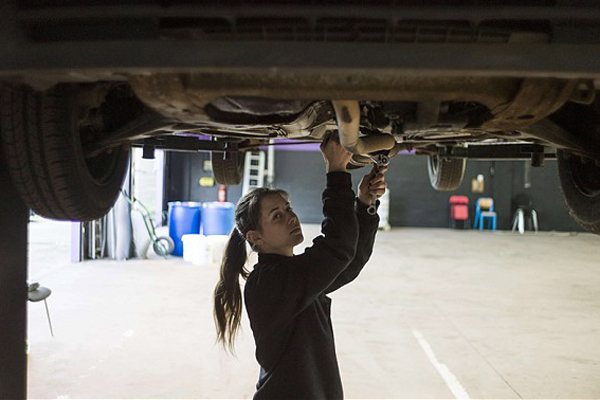 Nem csak nők járnak a női autószerelő műhelybe