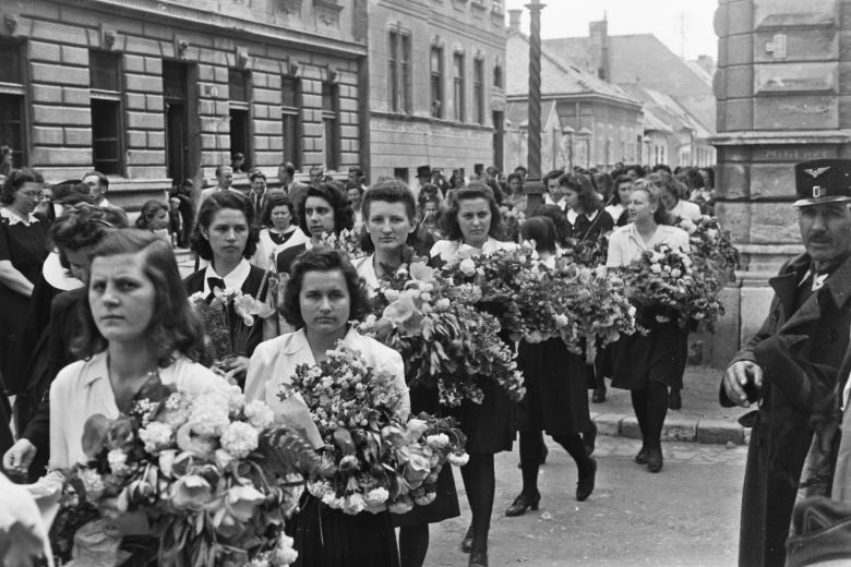 Már 1943-ban is annyi csokor virágot nyomtak a diákok kezébe, hogy 20 perc után biztosítva volt 3 tanuló ájulása