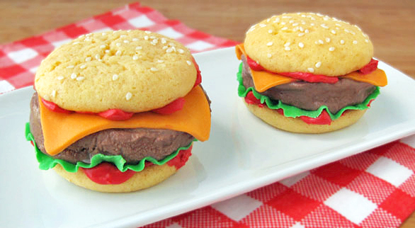 A sajtburger, aminek köze nincs az eredetihez: csokifagyi, marcipán és piskóta viszont annál több van benne: