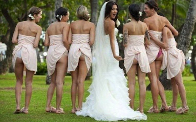 Trendi lett a fenékvillantás az esküvői fotón