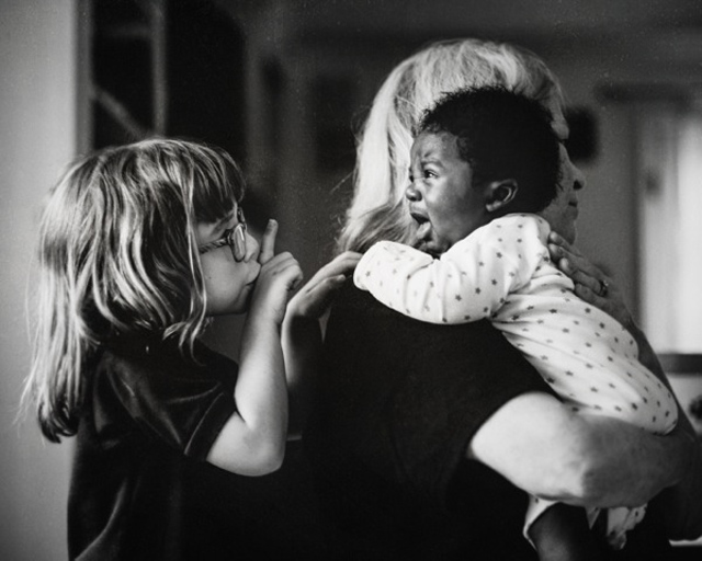 Tündéri fotók: így illeszkedett be a családjába az adoptált kisbaba