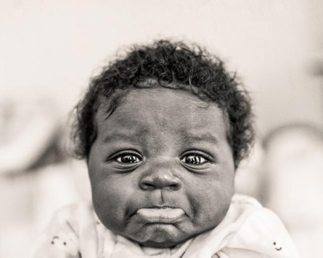 Tündéri fotók: így illeszkedett be a családjába az adoptált kisbaba