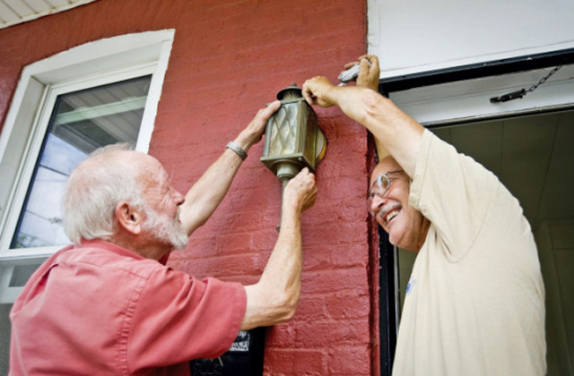 Nyugdíjasok építenek házat a rászorulóknak