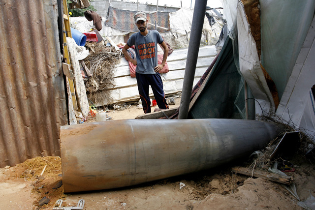 Egy palesztin férfi otthonába csapódott, de fel nem robbant izraeli rakéta Rafah városban