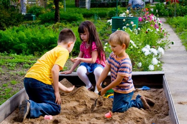 Túlélni a kertben a melegben - szuper ötletek gyerekkel