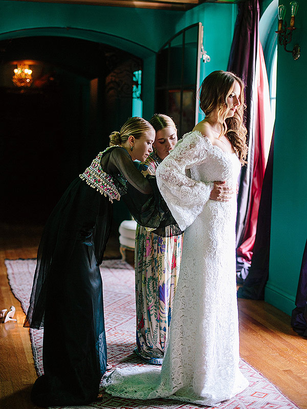 Az Olsen ikrek menyasszonyi ruhával debütáltak