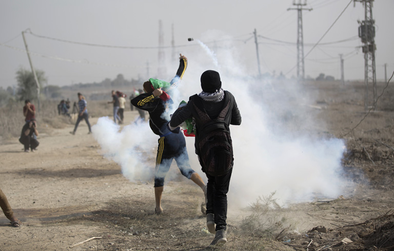 Palesztin tüntetők az izraeli határon (Fotó: Getty Images/Mohammed Abed