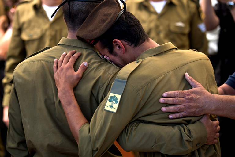 Izraeli katonák egy bajtársuk temetésén (Fotó: AFP/Menahem Kahana)