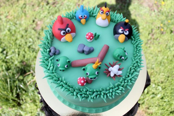 Oroszkrémtorta Angry Birds-figurákkal