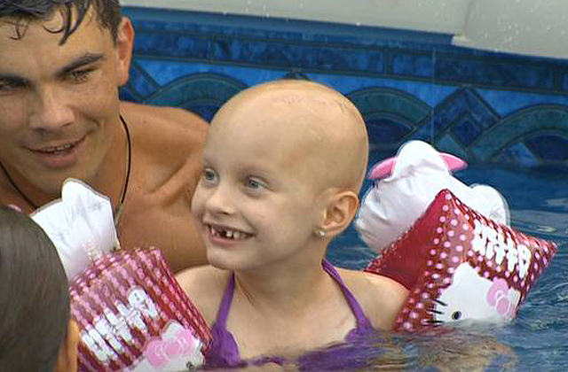 200 idegen épített úszómedencét a rákos kislánynak