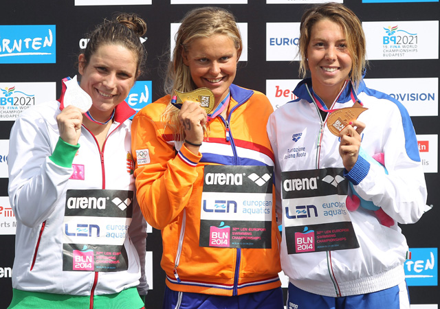 Az ezüstérmes Risztov Éva (b), a győztes holland Sharon van Rouwendaal (k) és a bronzérmes olasz Aurora Ponsele (j) - Fotó: Kovács Anikó / MTI