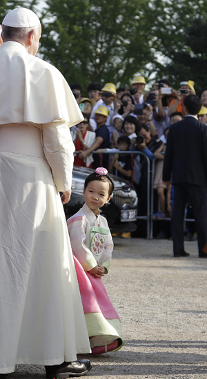 Így cukiskodott Ferenc pápa Dél-Koreában - képek