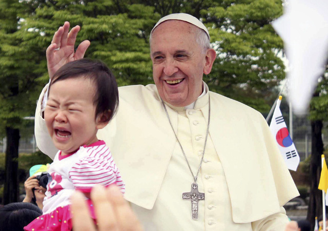 Így cukiskodott Ferenc pápa Dél-Koreában - képek