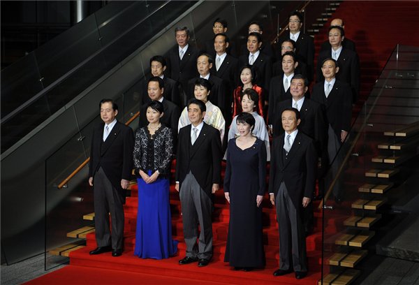 A japán kormány az új példakép: öt nő a miniszterek között