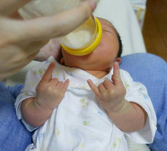 Ennek a babának a vérében van a metál - fotó